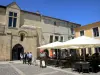 Saint-Émilion - Cafe terras en gevels van de middeleeuwse stad
