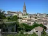 Saint-Émilion - Monolithische kerktoren met uitzicht op de huizen van de middeleeuwse stad