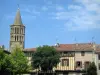 Saint-Félix-Lauragais - Clocher de la collégiale (église), arbres et façades de maisons de la bastide, en Pays de Cocagne