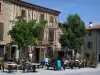 Saint-Félix-Lauragais - Terrasse de café, arbres et maisons de la bastide, en Pays de Cocagne