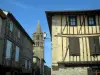 Saint-Félix-Lauragais - Maisons à pans de bois et clocher de la collégiale (église), en Pays de Cocagne