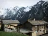 Saint-Véran - Case nel villaggio di montagna con vista sulle montagne innevate, nel Parco Regionale Naturale del Queyras