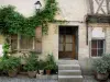 Sarrant - Fassade eines Hauses geschmückt mit Topfpflanzen