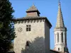 Sarrant - Viereckiger Turm versehen mit einem Glockentürmchen und Kirchturm der Kirche Saint-Vincent