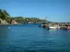 Schiereiland van Giens - Middellandse zee, boten en kleine vuurtoren in de haven van Niel, wilde kusten en bossen van den (den) van het schiereiland