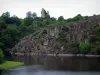 Schloß von Crozant - Hochgestellte Ruinen (Überreste) der Festung, Bäume und Fluss