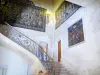 Schloß von Grignan - Im Inneren des Schlosses: Wandteppiche im Treppenhaus mit schmiedeeisernem Geländer