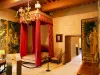 Schloß von Grignan - Inneres des Schlosses: Schlafzimmer Tournon mit rotem Himmelbett und Wandteppichen