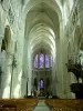 Soissons - All'interno della cattedrale di Saint-Gervais-et-Saint-Protais: navata e del coro