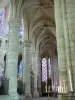 Soissons - All'interno della cattedrale di Saint-Gervais-et-Saint-Protais: ambulatoriale, la chiusura del coro, le vetrate colorate e le candele