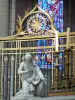 Soissons - All'interno della cattedrale di Saint-Gervais-et-Saint-Protais: chiusura del coro in ferro battuto e la statua in vetro colorato