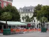 Tarbes - Platz Verdun: Strassencafé (Café), Palmen in Kübeln, Bäume und Gebäude der Stadt