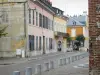 Tarbes - Strasse gesäumt von Häusern mit bunten Fassaden