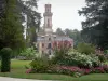 Tarbes - Garten Massey (englischer Garten, englischer Park): Gebäude überragen von einem Turm bergend das Museum Massey, Blumenbeete, Rasen und Bäume