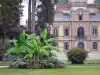 Tarbes - Garten Massey (englischer Garten): Fassade des Museums Massey, Musikpavillon, Bananenstauden, Blumenbeete, Rasen und Bäume