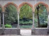 Tarbes - Garten Massey (englischer Park, Landschaftspark): Arkaden und Säulen des Kreuzganges (Überreste der Abtei Saint-Sever-de-Rustan) mit Blick auf den Teich gesäumt von Bäumen