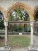 Tarbes - Garten Massey (englischer Garten): Säulen und Arkaden des Kreuzganges (Überreste der Abtei Saint-Sever-de-Rustan