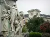 Tarbes - Skulpturen des Danton Denkmals (Standbild von Danton, Bildhauerei) auf dem Platz Jean Jaurès