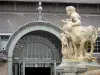 Tarbes - Markthalle Marcadieu und Standbild (Bildhauerei) des Brunnens der Quatre Vallées (Brunnen Duvignau)