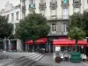 Tarbes - Strassencafé, Bäume und Gebäude des Platzes Verdun