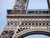 Torre Eiffel - Vista del primo piano della Torre Eiffel