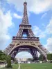 Torre Eiffel - Vista della torre di ferro dal Giardino di Marte