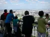 Torre Eiffel - I visitatori che ammirano la vista di Parigi dal secondo piano