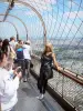 Torre Eiffel - I visitatori che godono della vista in cima alla Torre Eiffel