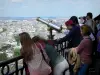 Torre Eiffel - Il secondo piano i visitatori ammirare la vista su Parigi