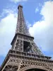 Torre Eiffel - Torre Eiffel su un cielo blu di sfondo nuvoloso