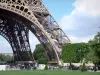 Torre Eiffel - Vista dei pilastri della torre