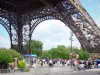 Torre Eiffel - I visitatori, ai piedi della Torre Eiffel