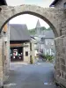 Treignac - Chabirande deur, huizen van de middeleeuwse stad en de klokkentoren van de Notre-Dame-des-Bans