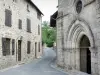 Treignac - Portaal van de kerk Notre-Dame-des-Bans en de gevel van een stenen huis