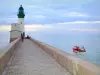 Le Tréport - Deich, Leuchtturm, Schiff (Boot) das den Hafen verlässt, Meer (Ärmelkanal) und Wolken im Himmel