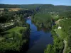 Vallée du Lot - Rivière (le Lot), arbres au bord de l'eau, maisons, champs, forêts et collines, en Quercy