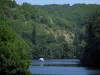 Vallée du Lot - Rivière (le Lot) avec un bateau et arbres au bord de l'eau, en Quercy