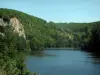 Vallée du Lot - Rivière (le Lot), paroi rocheuse et arbres au bord de l'eau, en Quercy