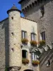 Varen - Castelo (Doyenné), abrigando a prefeitura, com torre e janelas decoradas com gerânios (flores)