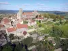 Vézelay - Vista sulla basilica di Sainte-Marie-Madeleine e sulle case del villaggio in un ambiente verde