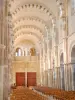 Vézelay - All'interno della basilica di Sainte-Marie-Madeleine: navata
