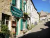 Vézelay - Davanti a un ristorante e alle facciate delle case del villaggio