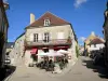 Vézelay - Terrazza del caffè e facciate delle case del villaggio