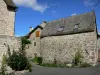Le Villard - Natursteinhäuser und blühende Strauchrosen; auf der Gemeinde Chanac