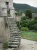 Le Villard - Treppe und Kirche Saint-Privat mit Blick auf die umliegende Landschaft