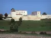 Villebois-Lavalette - Schloß und seine Ringmauer dominierend Weiden und Äcker