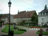 Wissembourg - Parc avec lampadaire, jets d'eau, bancs, pelouses et fleurs, maisons anciennes