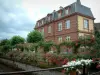 Wissembourg - Ponte florida, jardim de rosas, árvores e casa