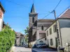 Rue Jouffroy-d'Abbans et église du village (© J.E)