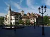 Annecy - ​​Rathausplatz, Saint-Maurice-Kirche und Schloss (© Jmsattonnay)